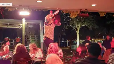 הופעה חיה בפאב המאנקיס בחוף