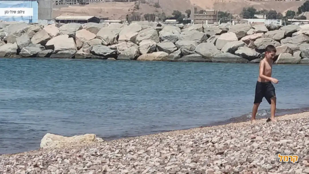 שימשיות קש בחוף מפרץ השמש