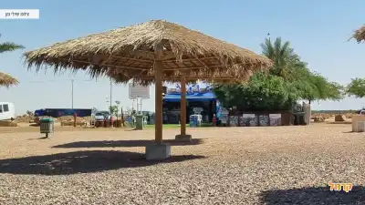 שימשיות קש וקיוסק קטן