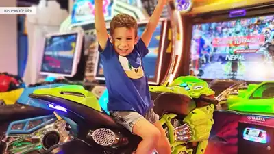 ילד נהנה במשחקיית סטריט גיימס