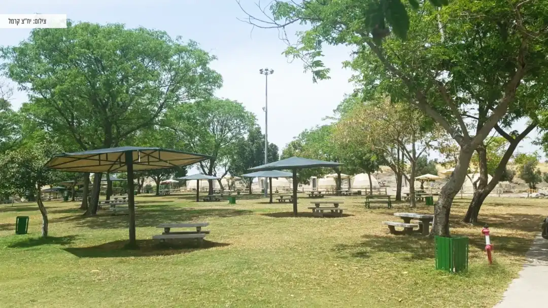 מדשאות עם ציליות ושולחנות פיקניק