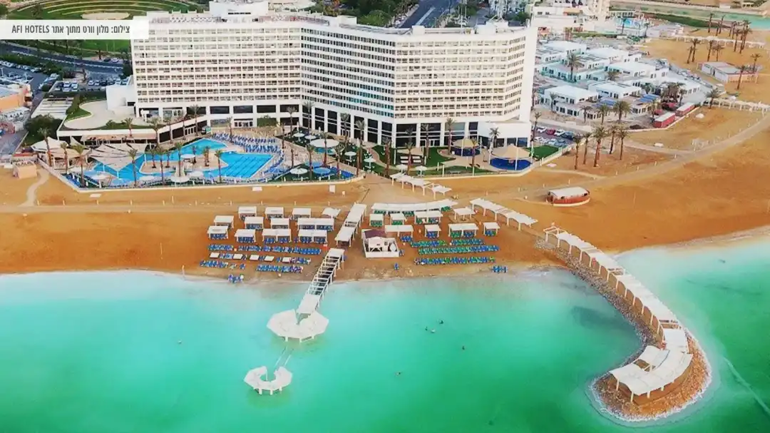 מבט מרחפן על מלון וורט והחוף מסביבו