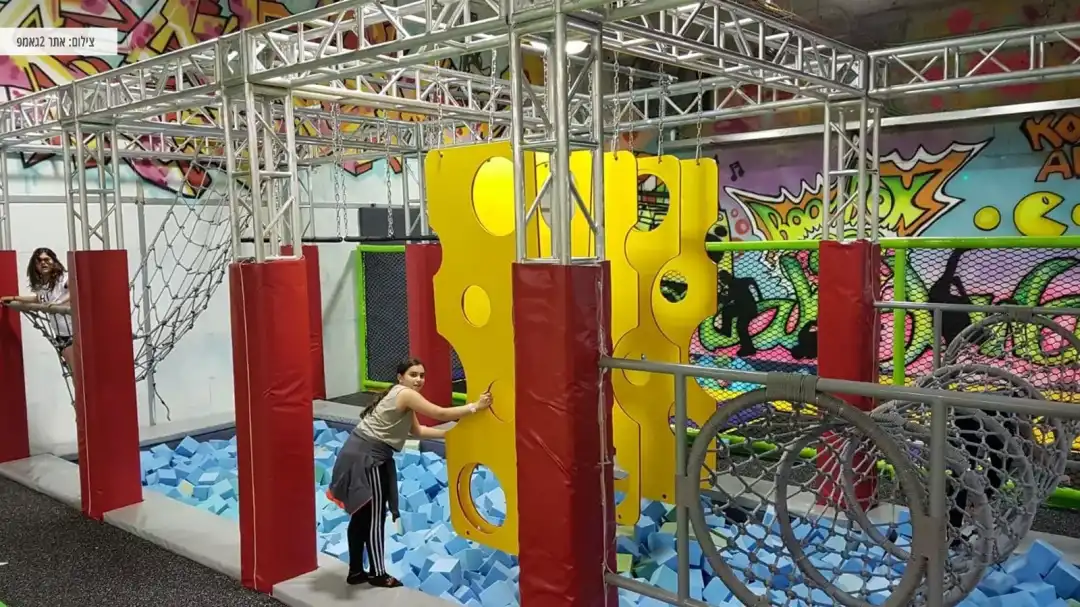 ילדה נהנת באזור נינג'ה