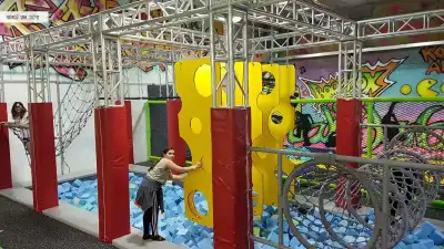 ילדה נהנת באזור נינג'ה ילדה נהנת באזור נינג'ה