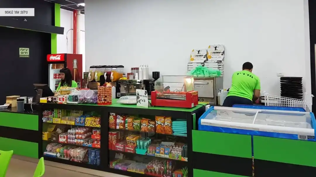 קפיטריה ב- 2 ג'אמפ חדרה