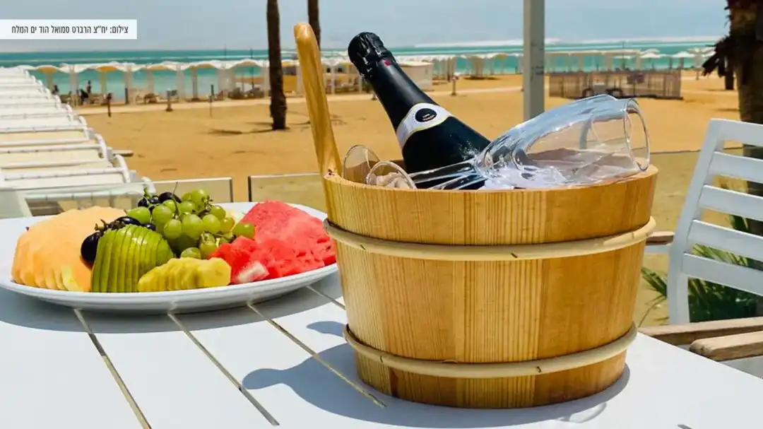 יין ופירות ליום כיף רומנטי