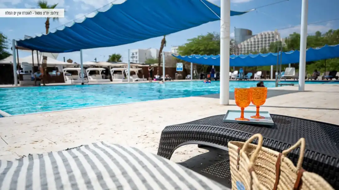 חוויה רומנטית על שפת הבריכה