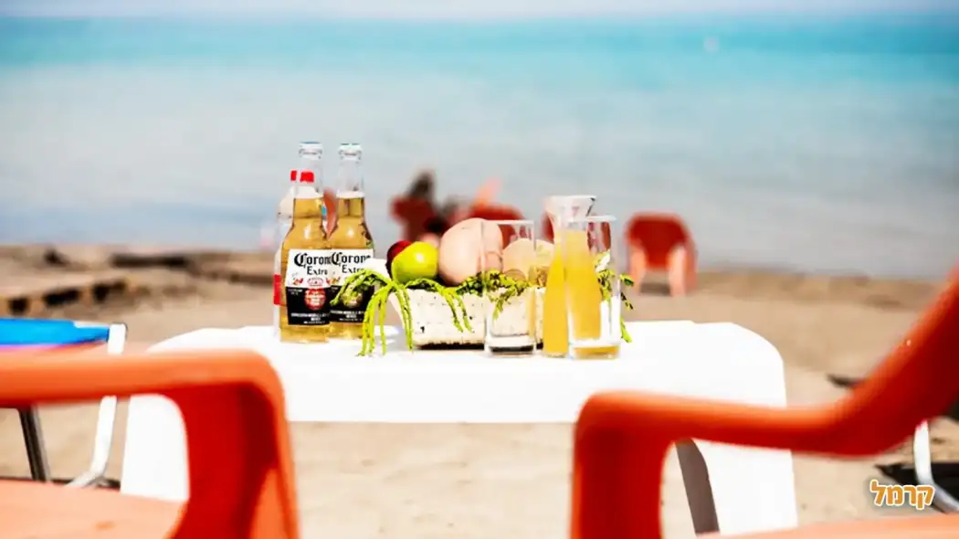 בילוי מפנק בחוף הים עם פירות ומשקאות