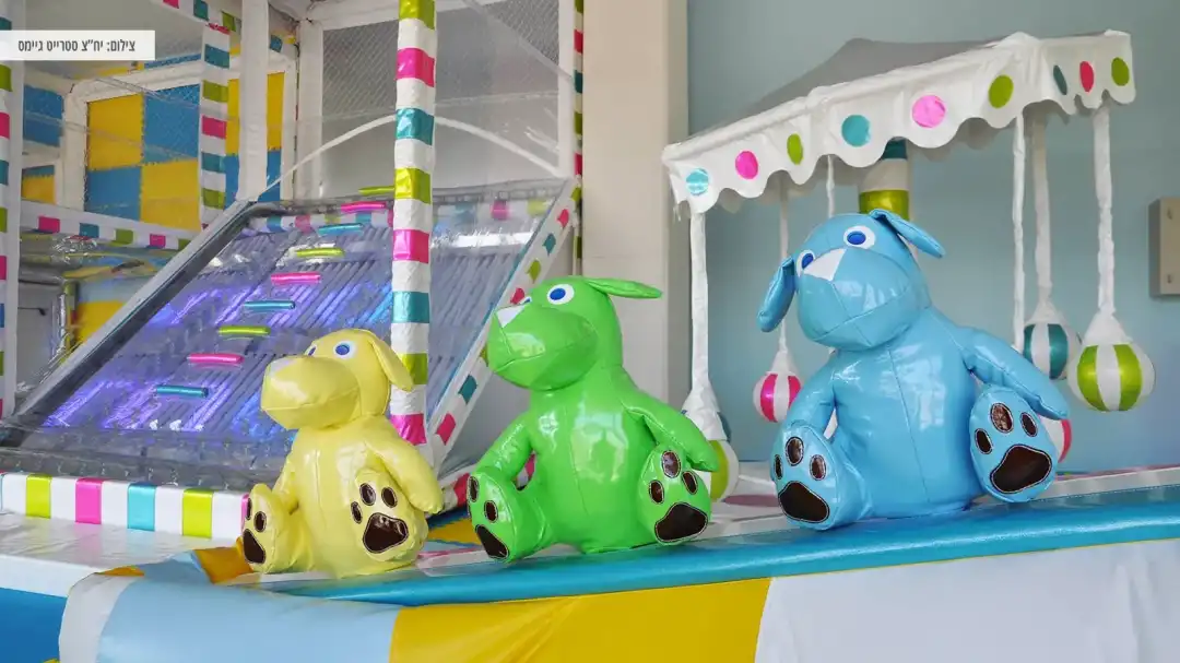 בובות כלבים במתחם הילדים