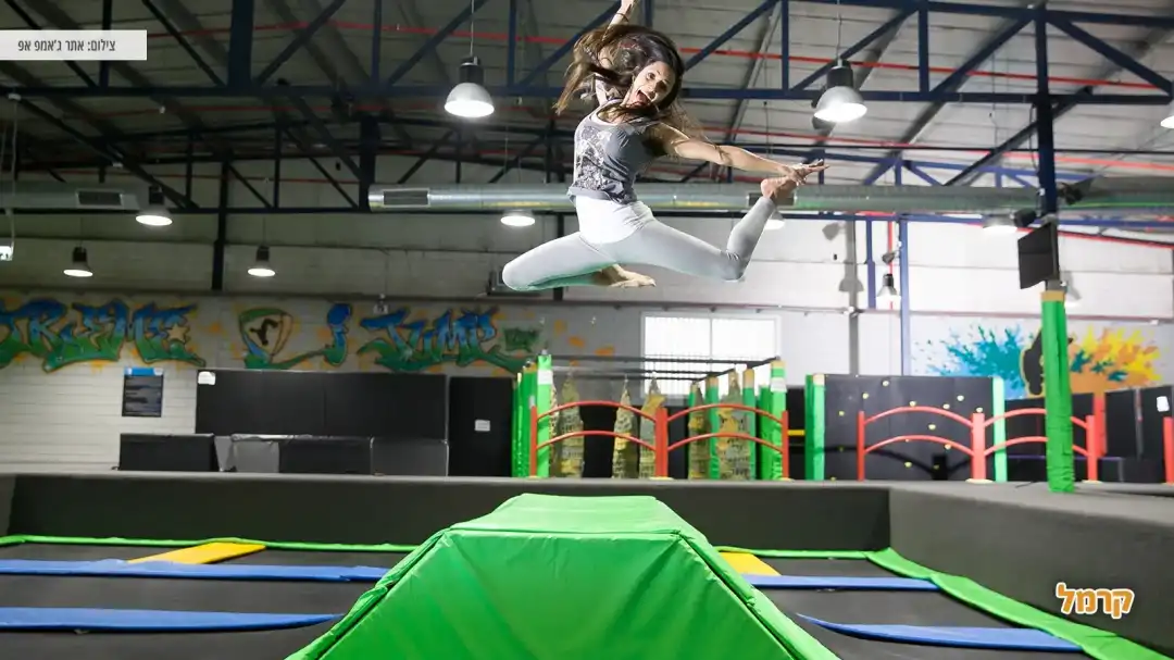 נערה קופצת ונהנת במחם ג'מפ אפ