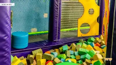 בריכת קוביות ספוג ומתקני נינג'ה