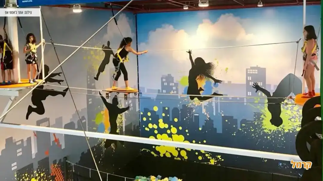 ילדות עוברות במתקן חבלים בגובה