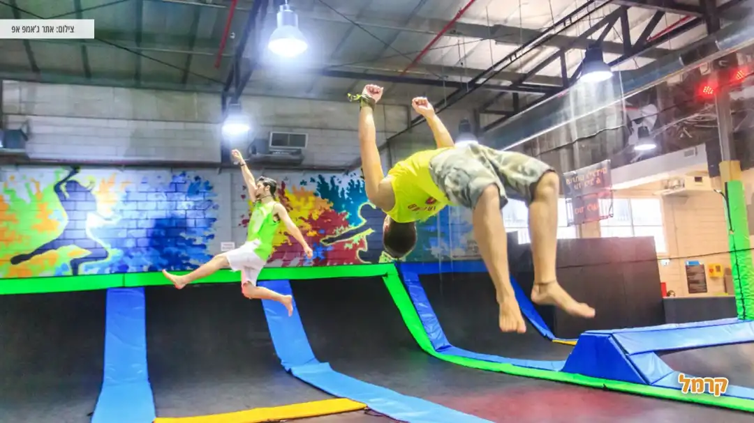 נערים קופצים ונהנים במתחם הטרמפולינות
