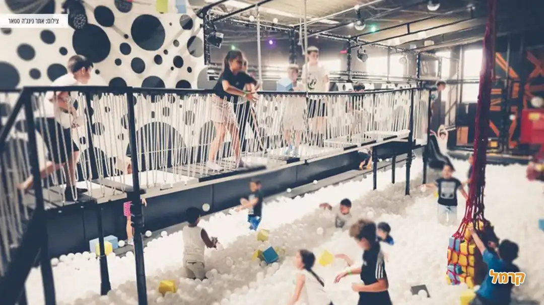 בריכה מטורפת עם קוביות ספוג וכדורים