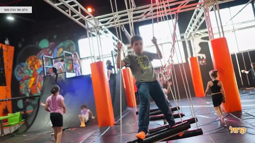 מעבר בין גשרים מתנדנדים