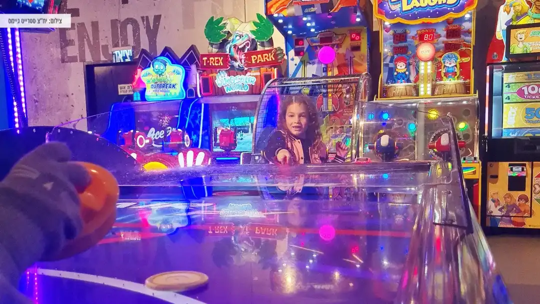 ילדים נהנים מהוקי שולחן