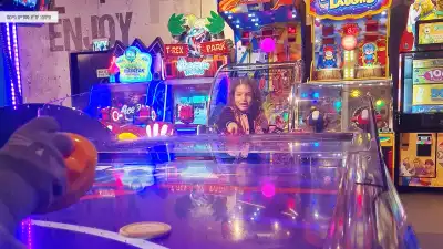 ילדים נהנים מהוקי שולחן