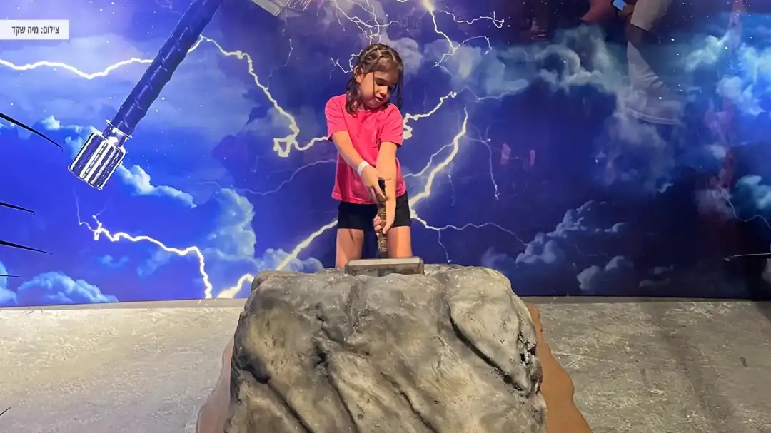 הפטיש של תור אטרקציה מדליקה במוזיאון