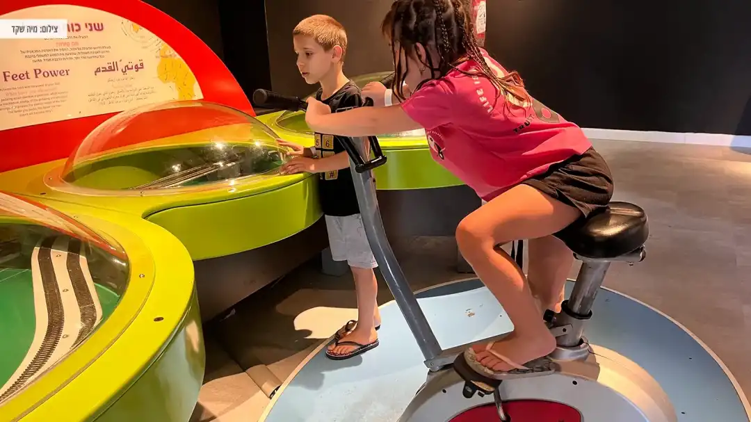 רכיבה על אופניים המזיזות מסלול מכוניות