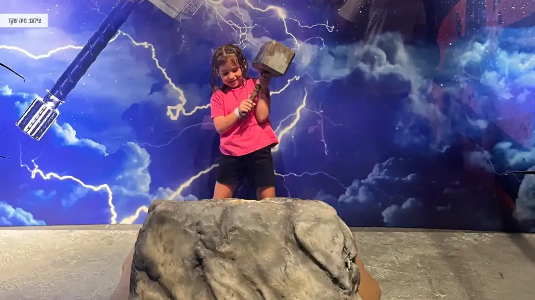 ילדה מרימה את הפטיש של תור