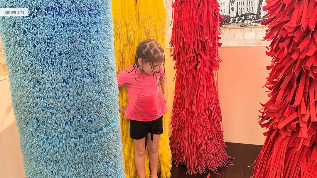 אטרקציה הנראת כמתקן שטיפת מכוניות