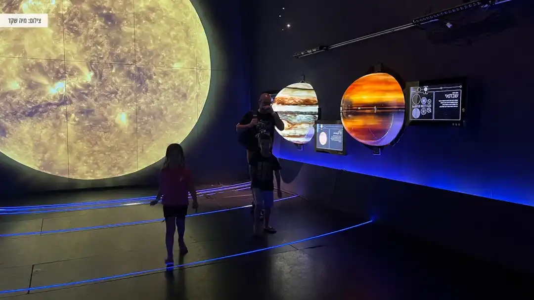 משפחה מבלה במדעטק