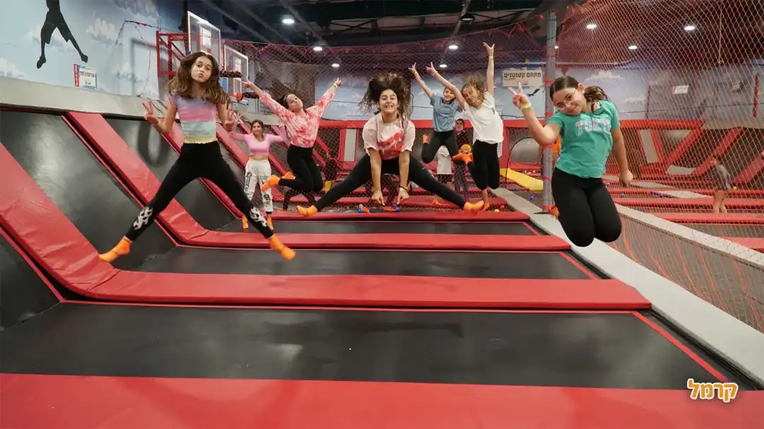 חבורת בנות קופצות