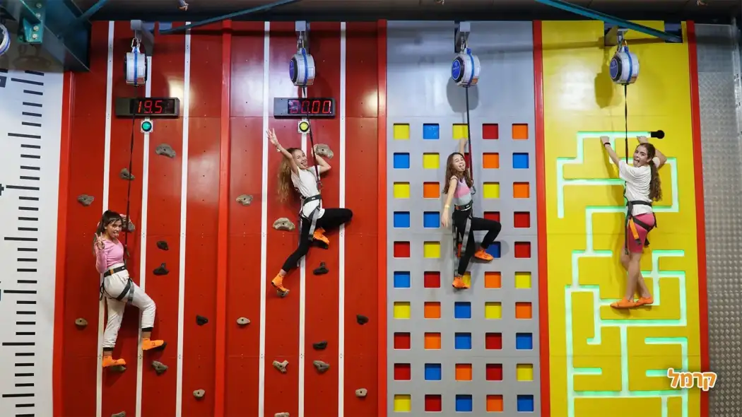 ילדות מטפסות בקיר טיפוס בסקיי ג'אמפ