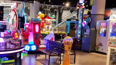 ספסלים לישיבה ומגוון משחקים ספסלים לישיבה ומגוון משחקים