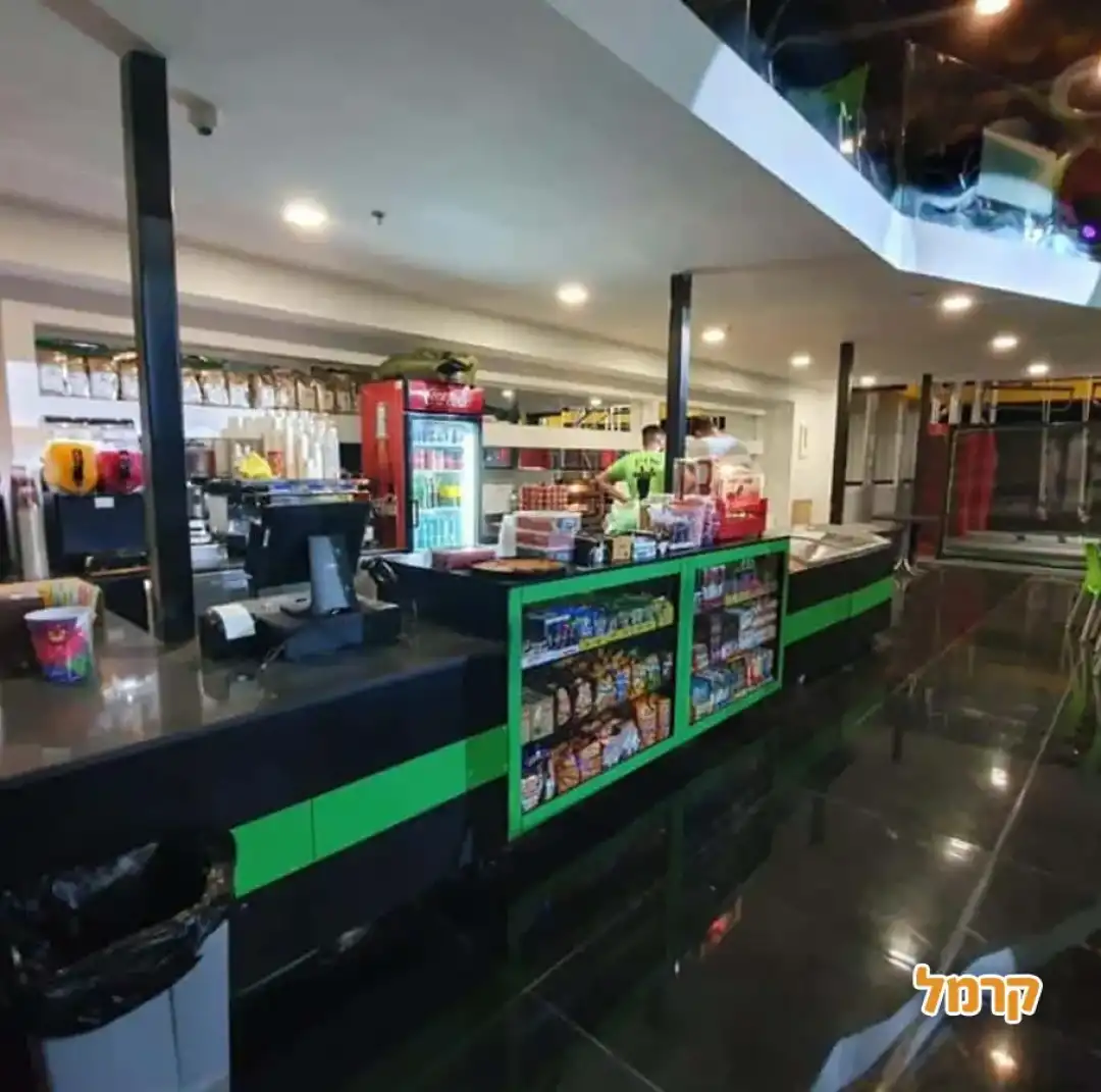 מזנון עם חטיפים, שתיה ופרסים