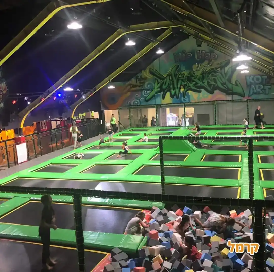 מתחם טרמפולינות ענק וקוביות ספוג