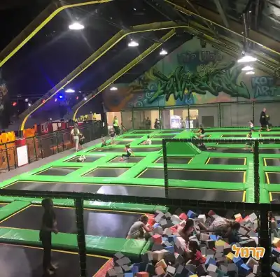 מתחם טרמפולינות ענק וקוביות ספוג