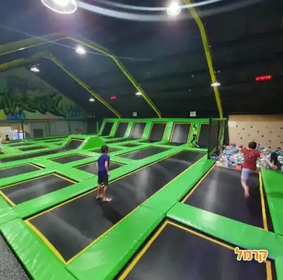 ילדים נהנים ב 2 ג'אמפ