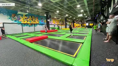 ילדים קופצים במתחם 2 ג'אמפ נהריה