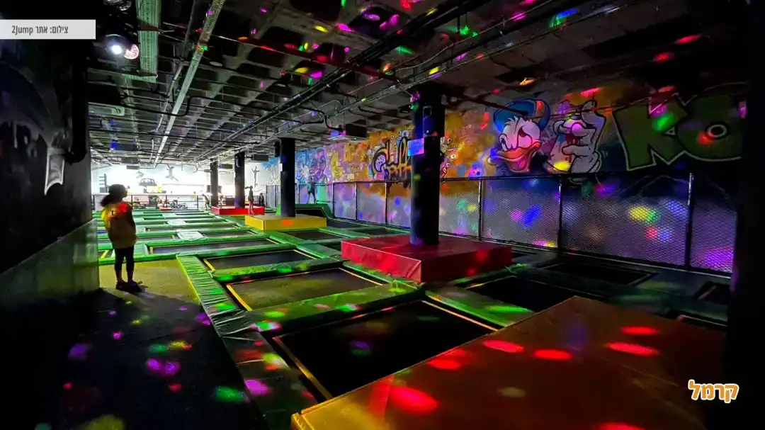מתחם טרמפולינות מואר בתאורה צבעונית