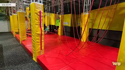 מתקני נינג'ה מדליקים במתחם