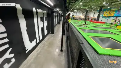 כניסה למתחם הטרמפולינות