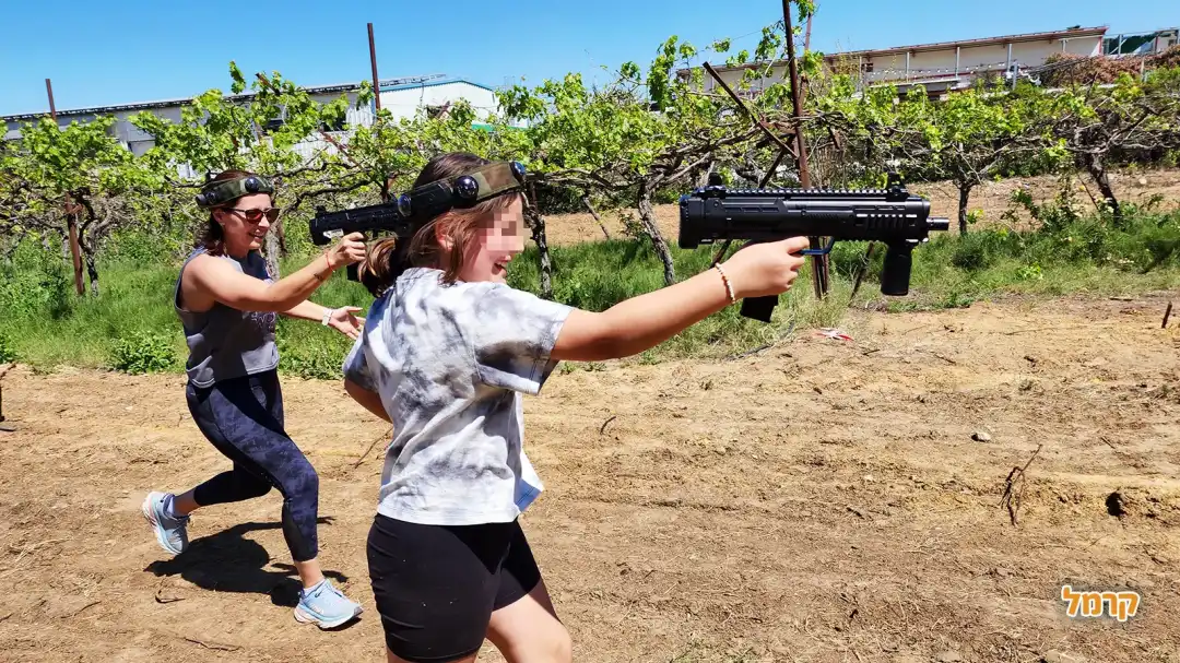 משפחה נהנת מפעילות לייזר טאג מטריפה