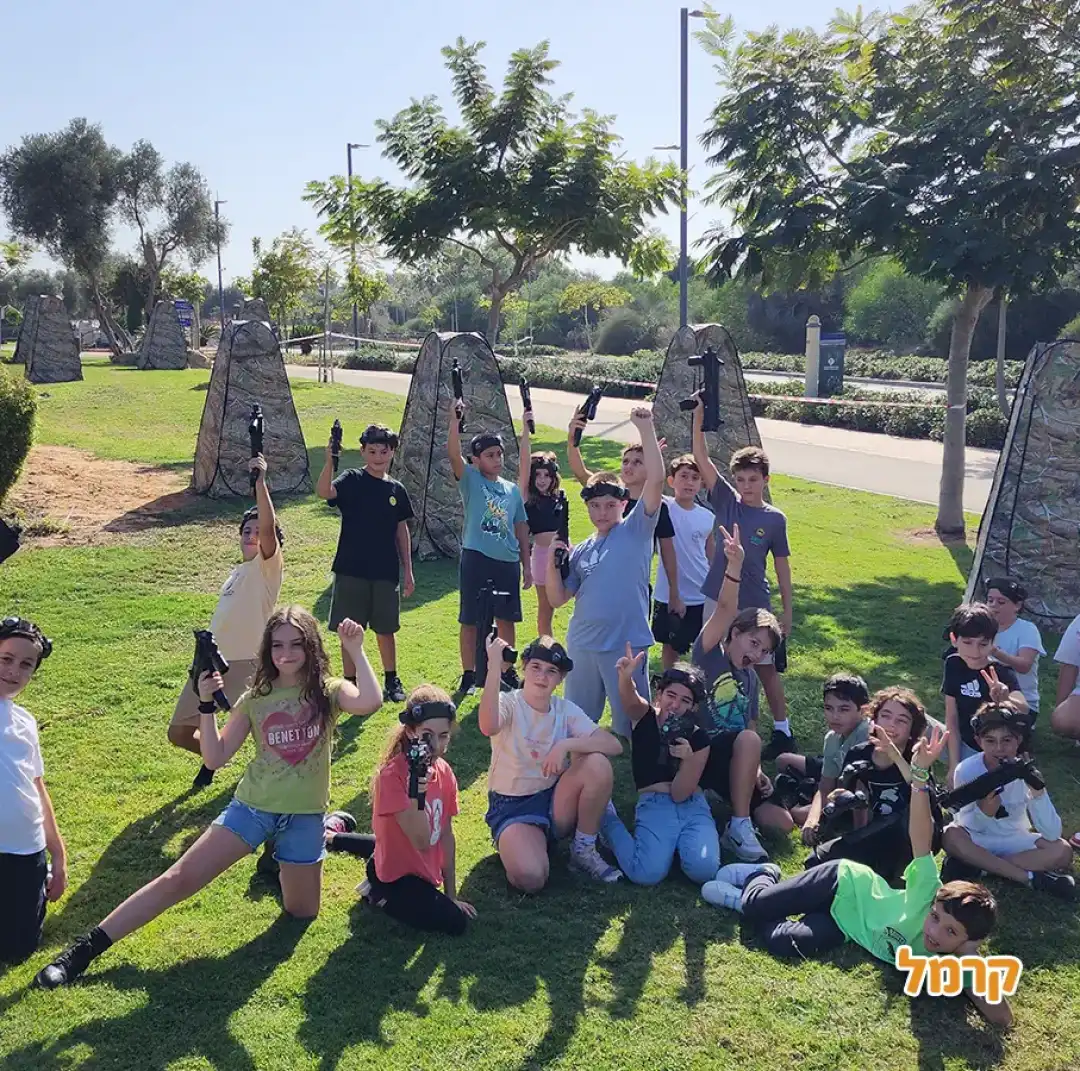 ילד נהנה ממשחק לייזר טאג