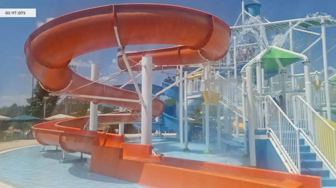 מגלשה אדומה ארוכה