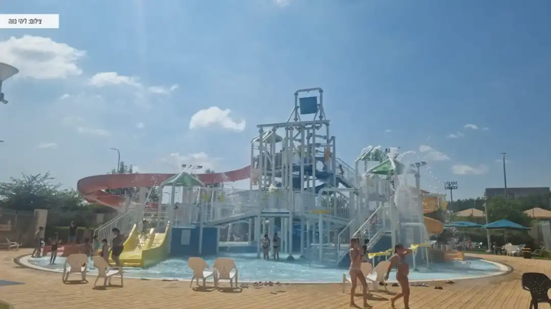 מתקן מים משולב בבריכה