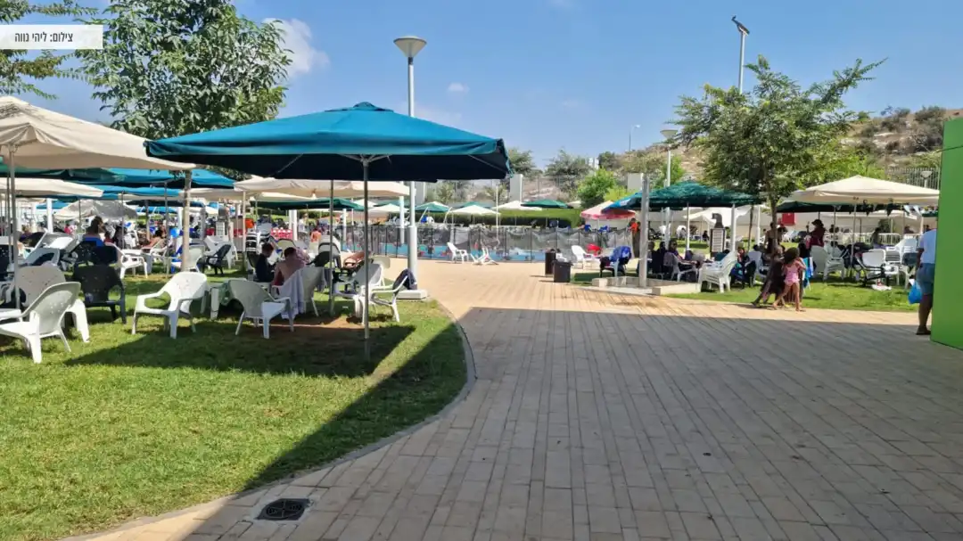 השביל לבריכות במקום