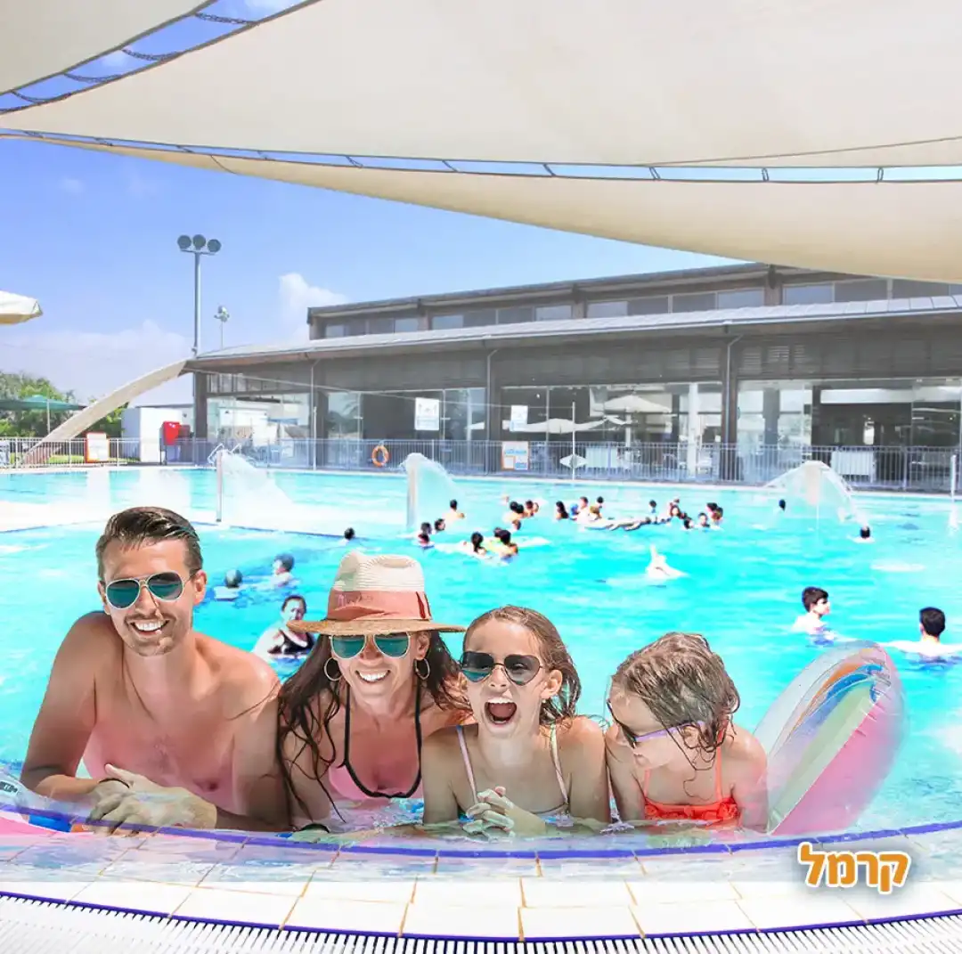 משפחה מבלה בבריכה
