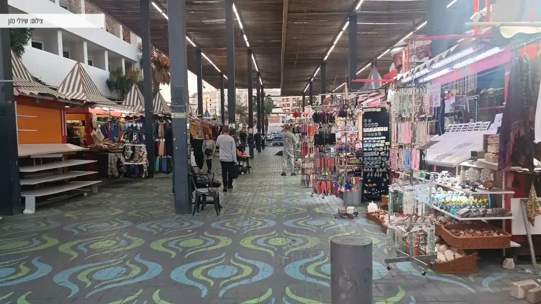 אנשים נהנים מדוכנים מגוונים