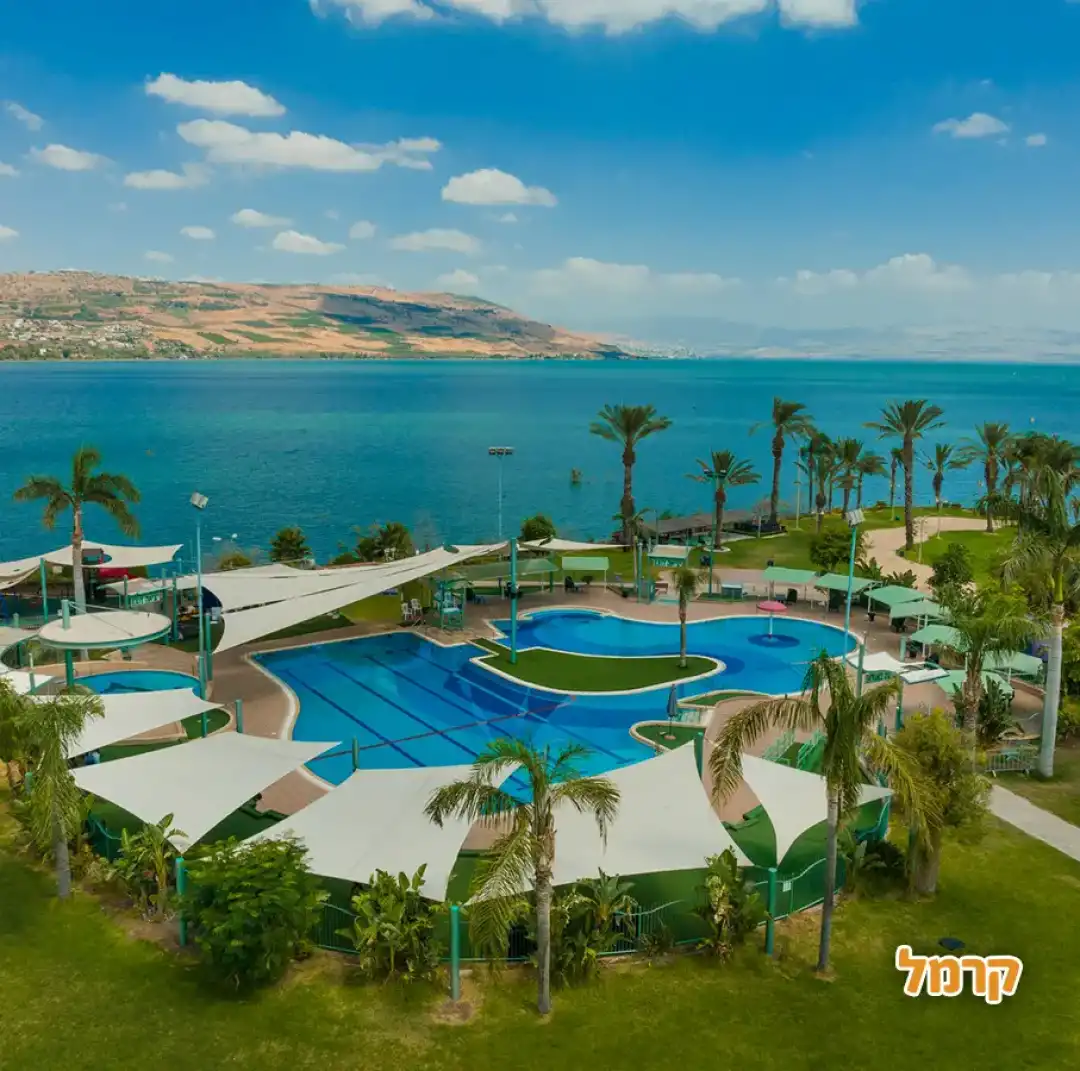 הבריכה שלנו מלא מקומות ישיבה