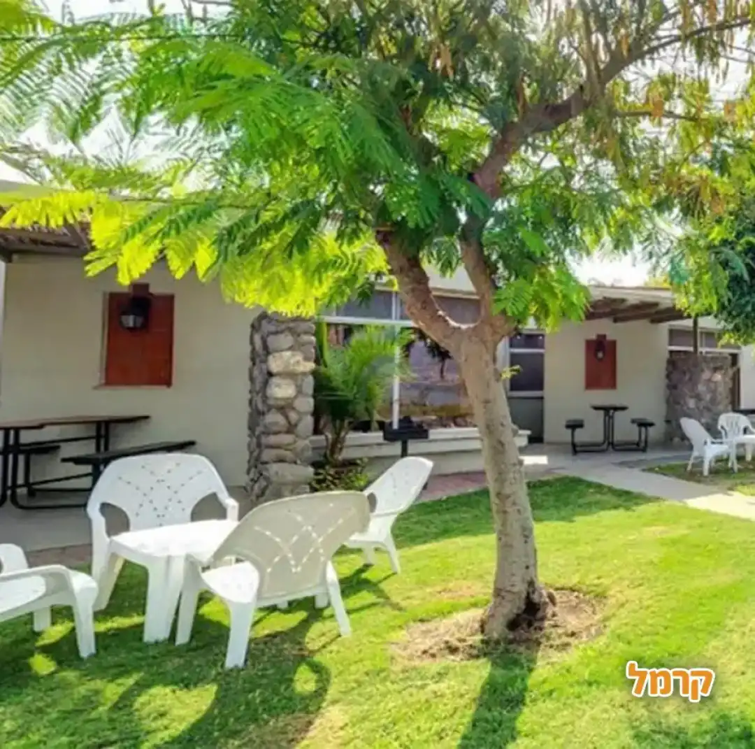 חדר קרקע עם דשא ופינת ישיבה