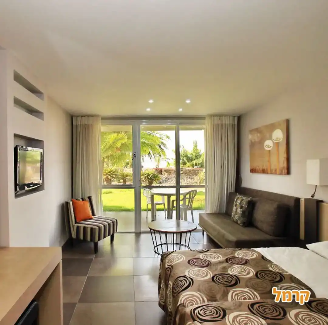 חדר זוגי עם יציאה לגינה