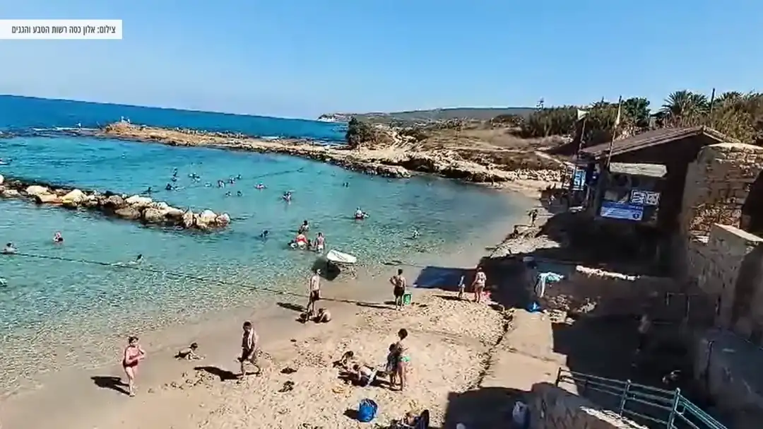 אנשים נהנים בלגונות של אכזיב