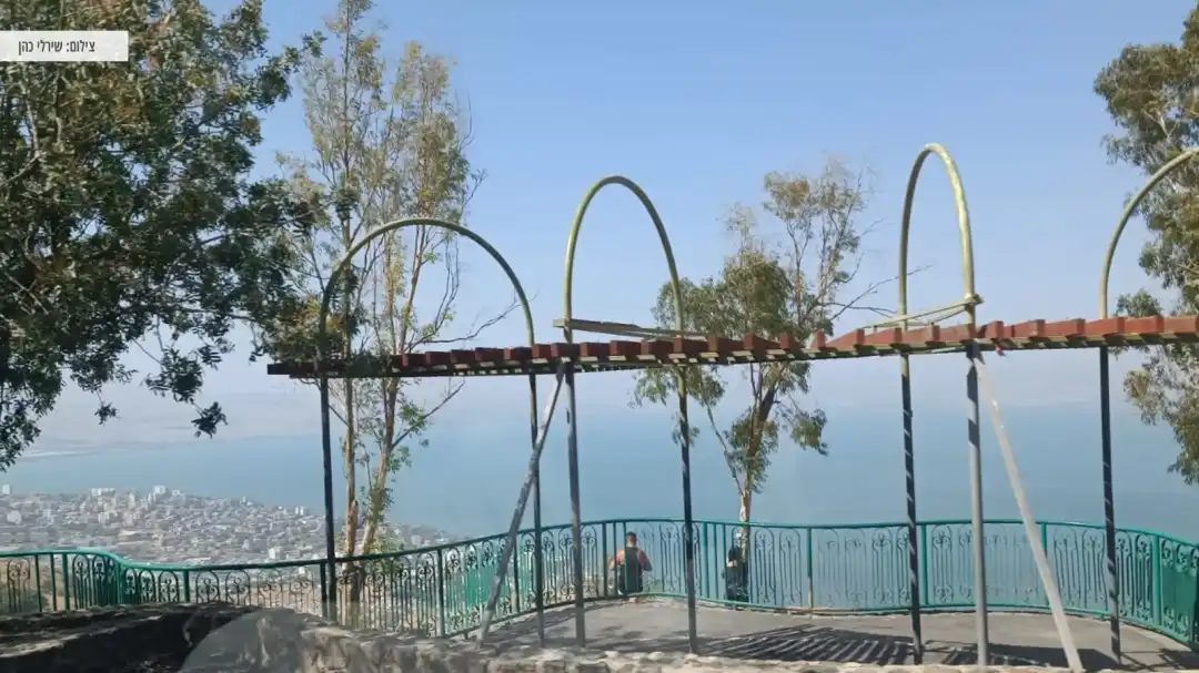 אנשים נהנים מהנוף המהפנט