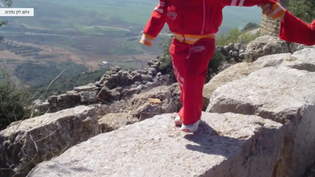 משפחה נהנת מטיול במצודה